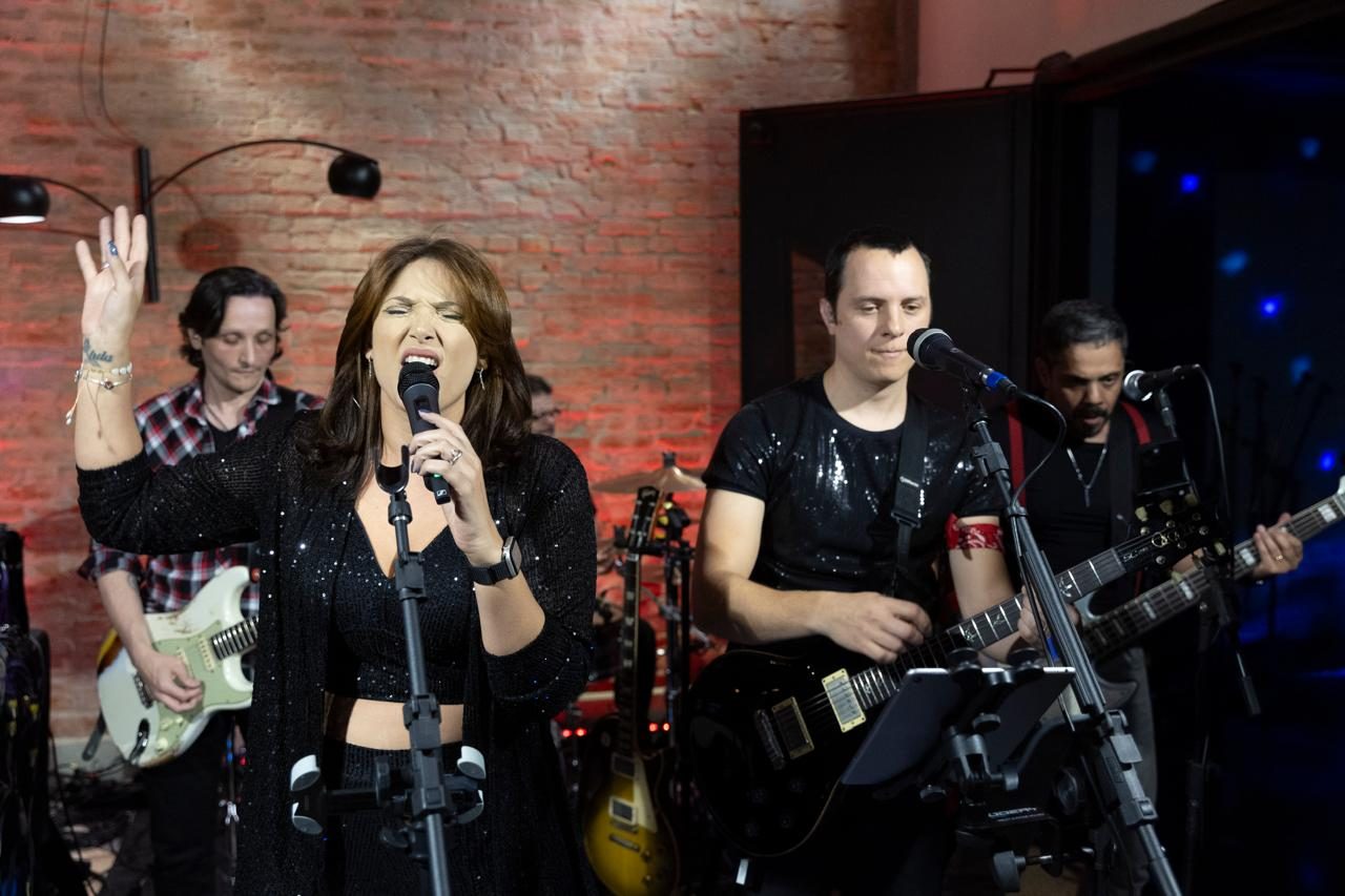 Lisa Rosa à frente — Plano Pop ao vivo