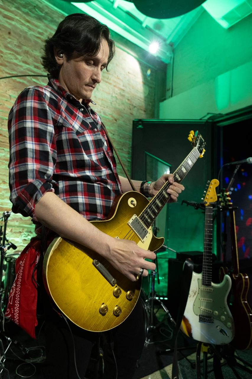 Guitarra na frente — Plano Pop ao vivo